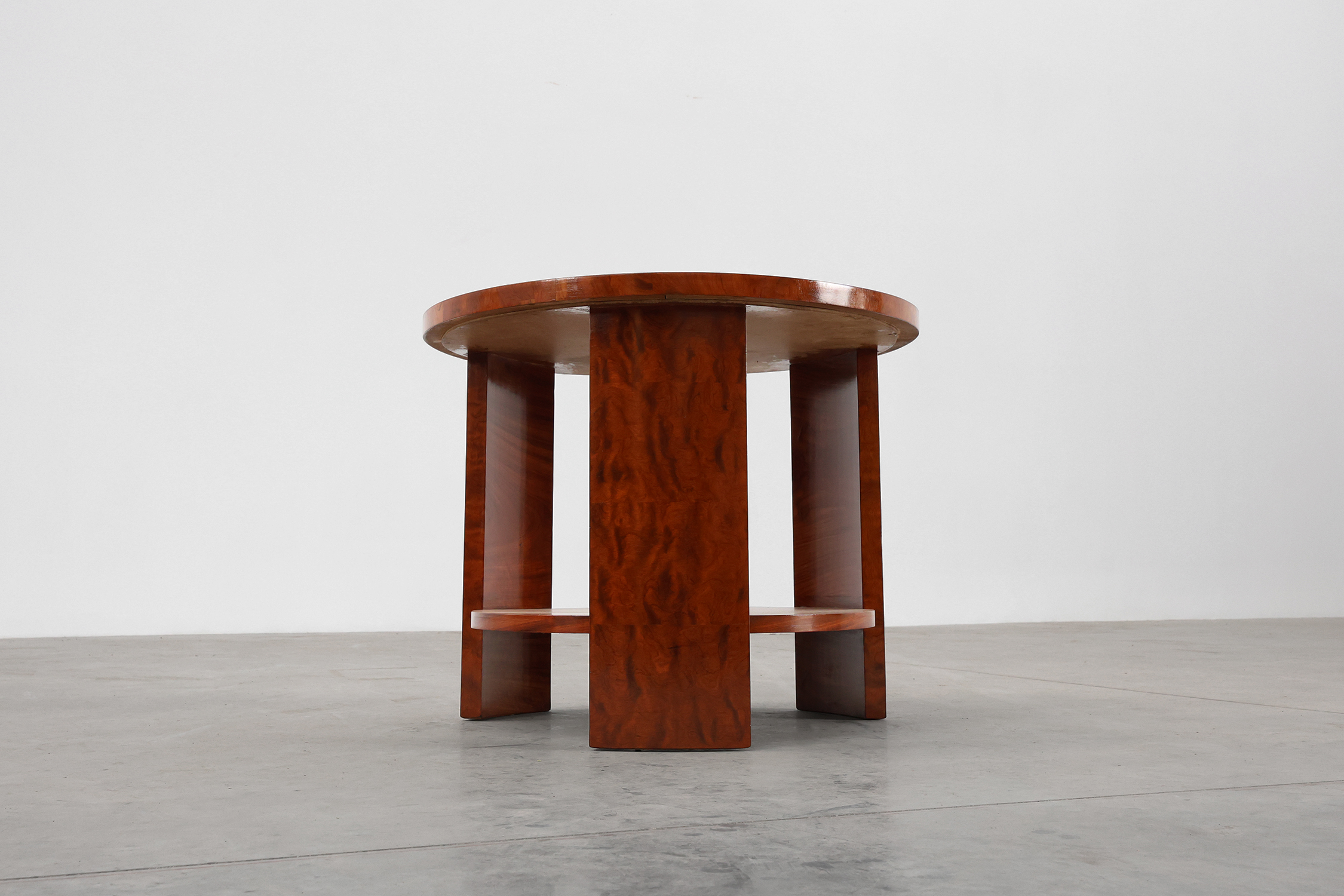 Round Art Deco coffee table in burl veneer, France ca. 1920thumbnail